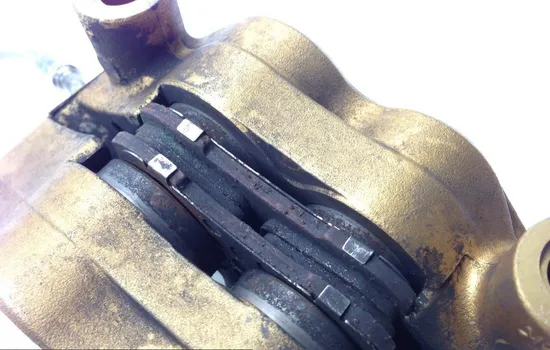 Left Right Front Brake Calipers Pads Set 2007 Triumph Daytona 675 1646