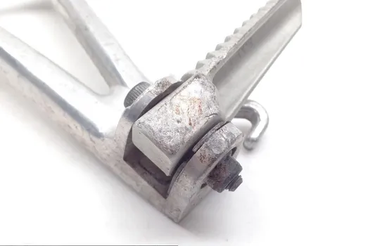 Left Rear Back Passenger Peg Bracket Side 2003 Yamaha YZF R6 1800A x