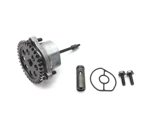 Engine Oil Pump Assembly 2004 Suzuki GSXR750 2931A 1