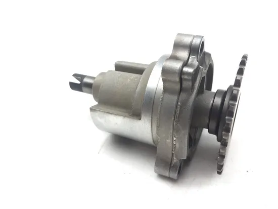 Engine Oil Pump Assembly 2005 Suzuki Boulevard C50 3111