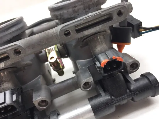 Throttle Body with Injectors 2003 Suzuki Hayabusa GSX1300R 3159 x