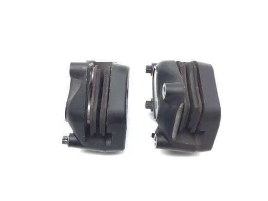 Left Right Front Brake Calipers Pads Set 2004 Harley Road King Custom FLHRS 3220