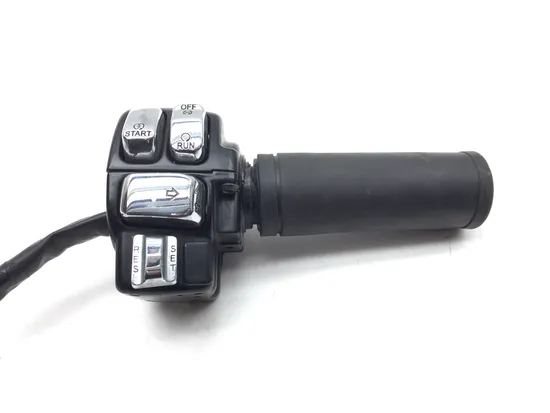 Right Control Switch 2011 Harley-Davidson Road King Classic FLHRC 3226 x 2