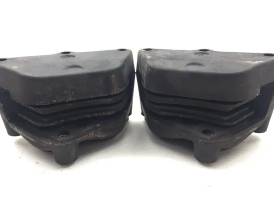Left Right Front Brake Calipers Pads Set 2005 Harley Road King Classic 3336